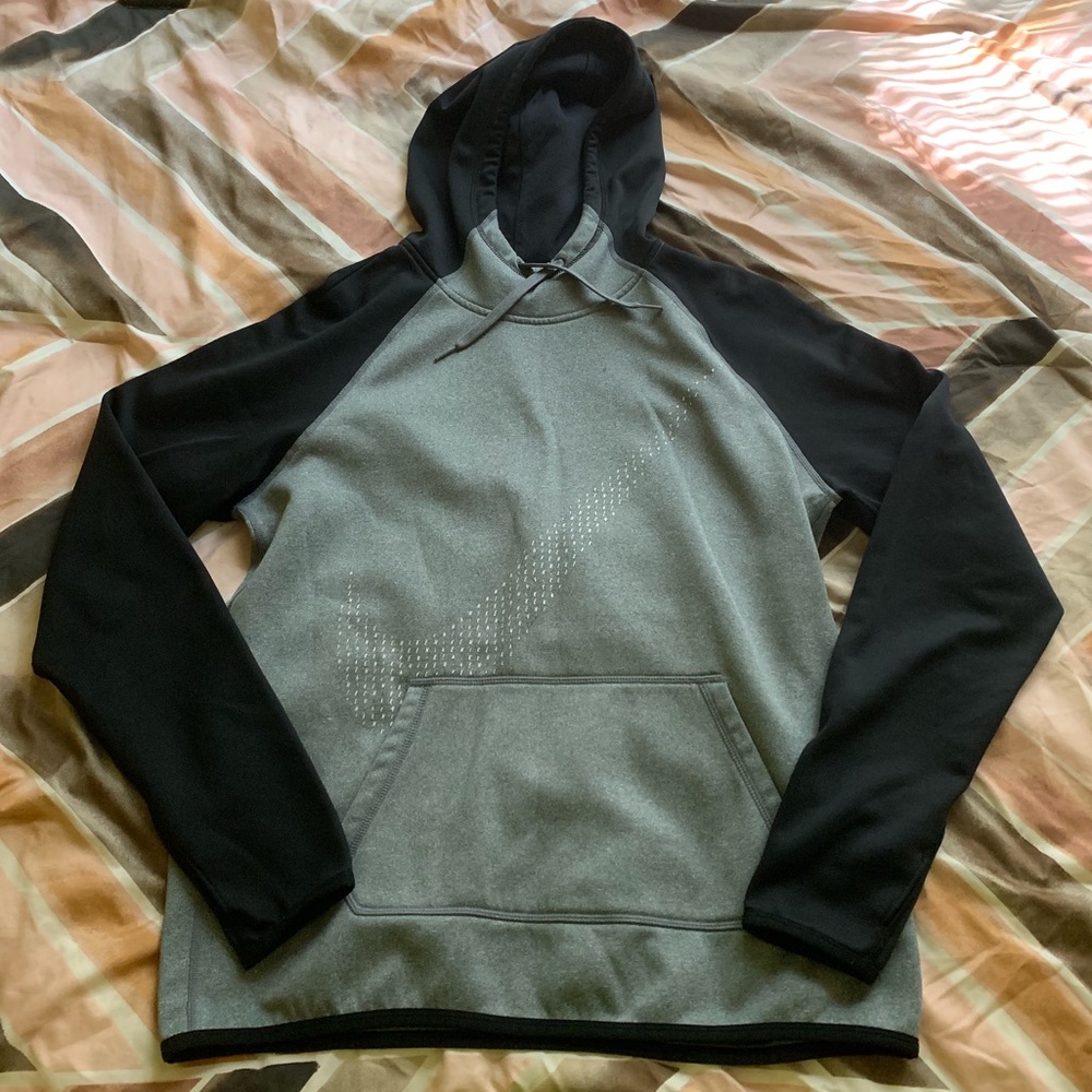 nike therma fit hoodie